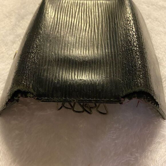 *Very Worn* Authentic Louis Vuitton 2004 Black Epi Leather 6 Key Case - Picture 4 of 10